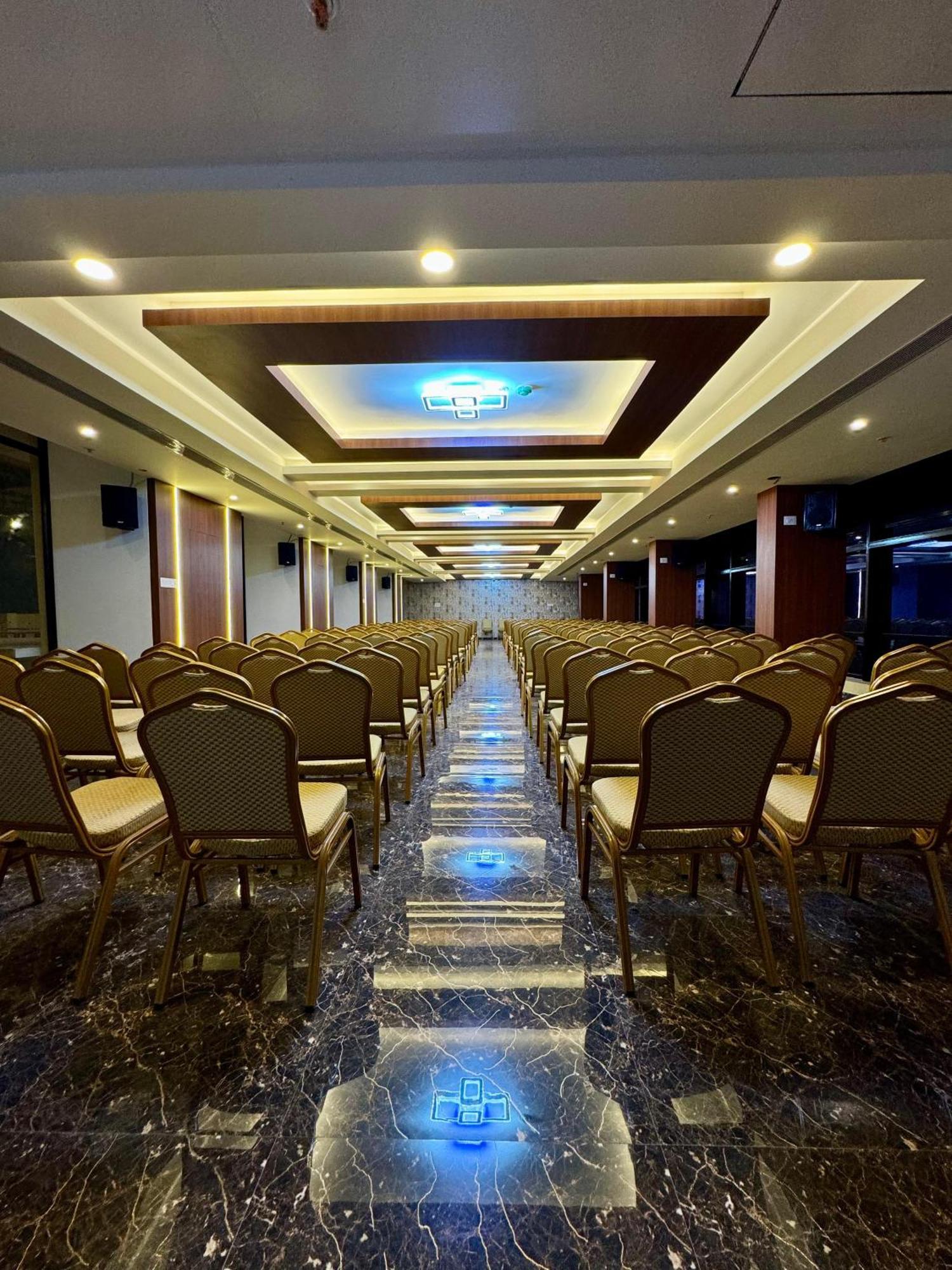 Le Royale Palace Karaikal Exterior foto